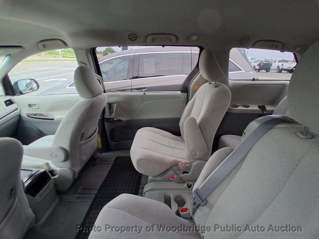 2011 Toyota Sienna LE - 23048589 - 7