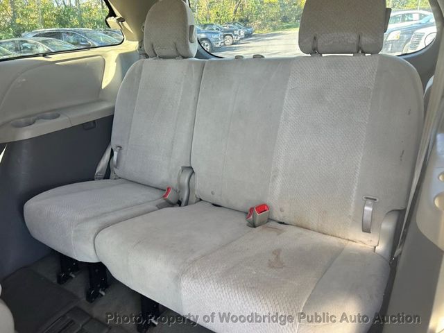 2011 Toyota Sienna LE - 23101534 - 9
