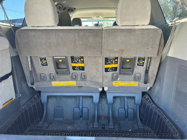 2011 Toyota Sienna LE - 23101534 - 10