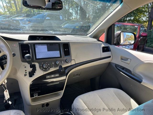 2011 Toyota Sienna LE - 23101534 - 4