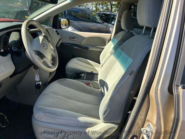 2011 Toyota Sienna LE - 23101534 - 5