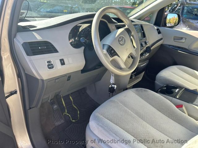 2011 Toyota Sienna LE - 23101534 - 6