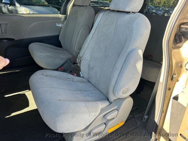 2011 Toyota Sienna LE - 23101534 - 8