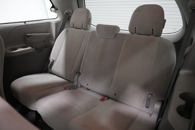 2011 Toyota Sienna LE - 23036445 - 11