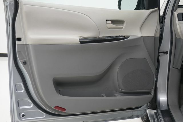 2011 Toyota Sienna LE - 23036445 - 12