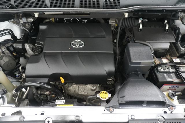 2011 Toyota Sienna LE - 23036445 - 21
