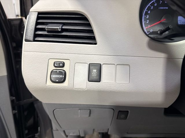 2011 Toyota Sienna LE - 22923615 - 13