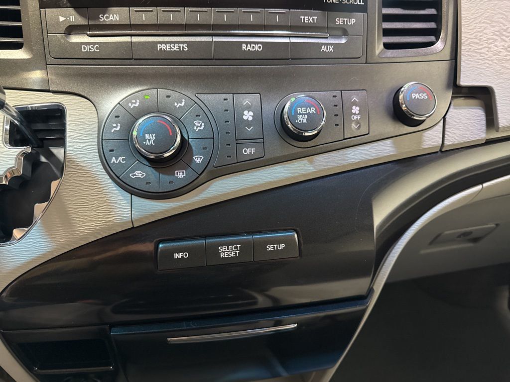 2011 Toyota Sienna LE - 22923615 - 16