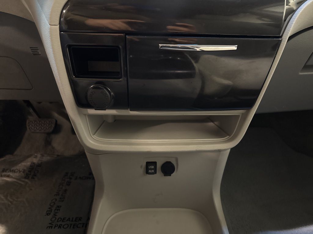 2011 Toyota Sienna LE - 22923615 - 17