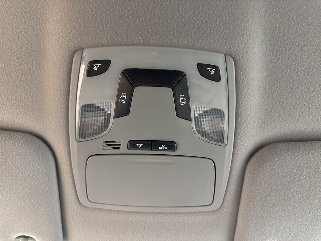 2011 Toyota Sienna LE - 22923615 - 18