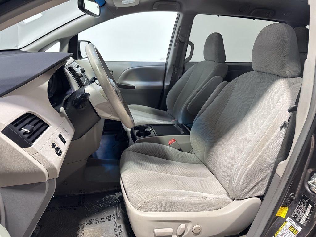2011 Toyota Sienna LE - 22923615 - 19