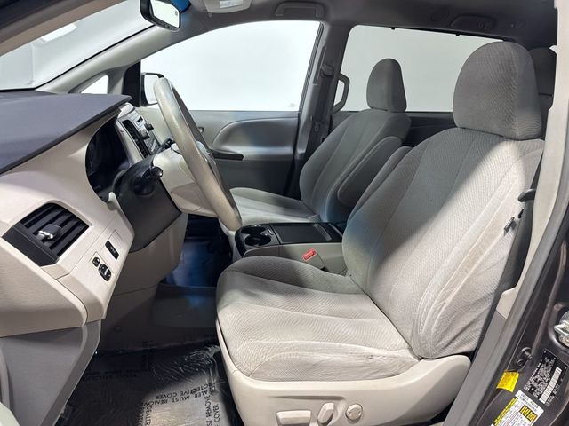 2011 Toyota Sienna LE - 22923615 - 19