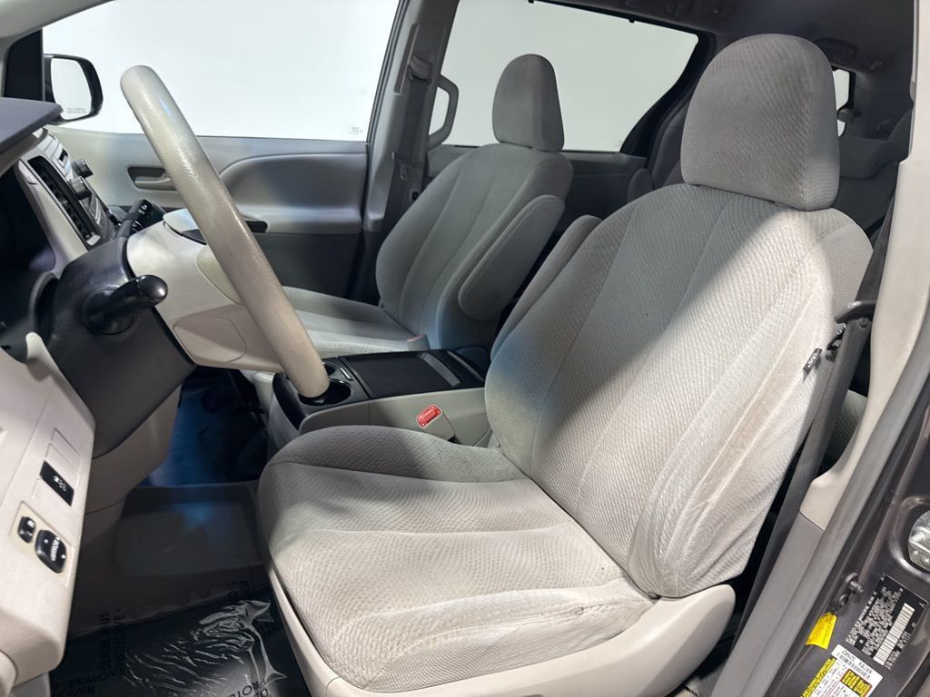 2011 Toyota Sienna LE - 22923615 - 20