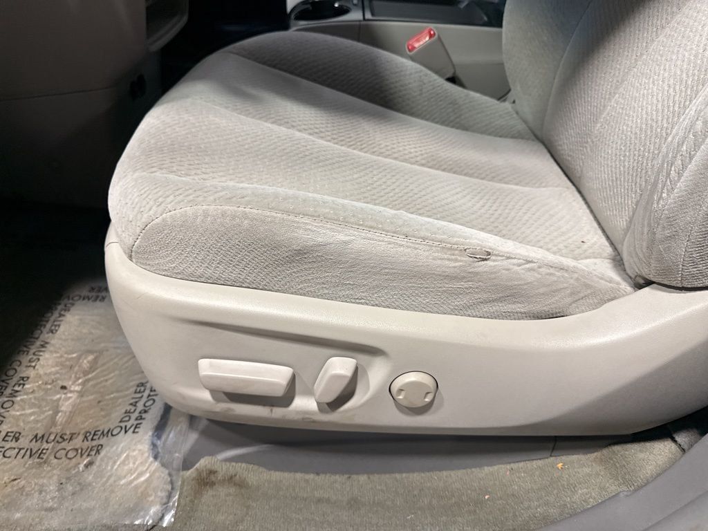 2011 Toyota Sienna LE - 22923615 - 21