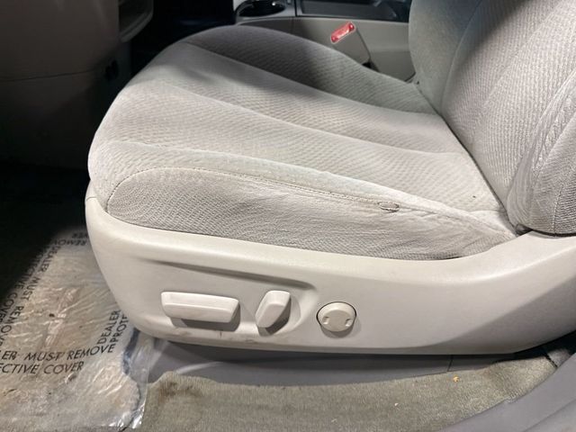 2011 Toyota Sienna LE - 22923615 - 21