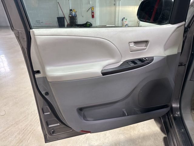 2011 Toyota Sienna LE - 22923615 - 22