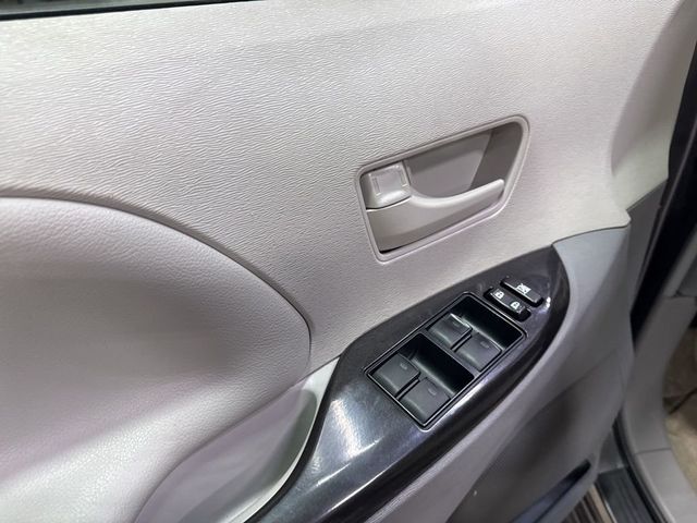 2011 Toyota Sienna LE - 22923615 - 23