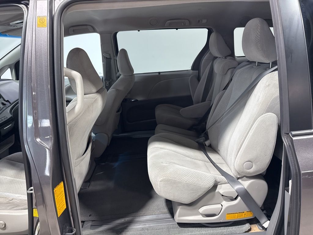 2011 Toyota Sienna LE - 22923615 - 24