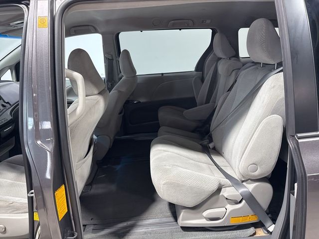 2011 Toyota Sienna LE - 22923615 - 24
