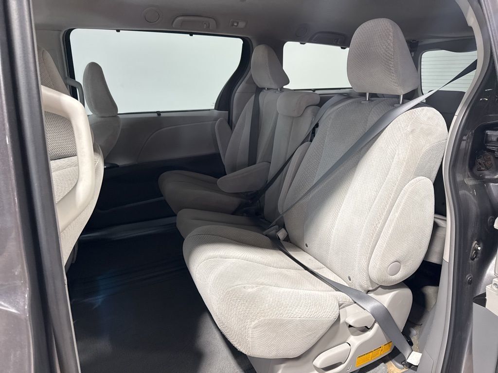 2011 Toyota Sienna LE - 22923615 - 25