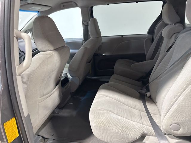 2011 Toyota Sienna LE - 22923615 - 26