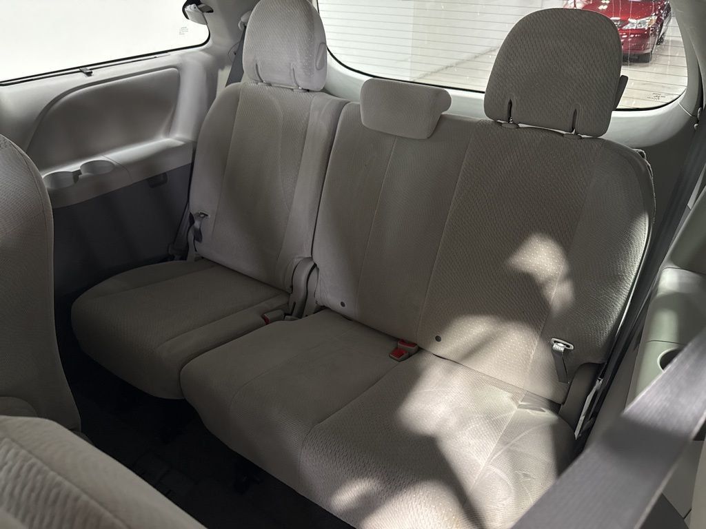2011 Toyota Sienna LE - 22923615 - 27