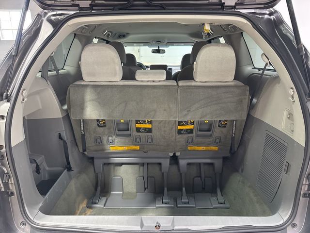 2011 Toyota Sienna LE - 22923615 - 28