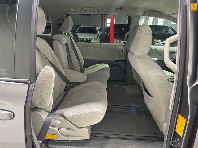 2011 Toyota Sienna LE - 22923615 - 29