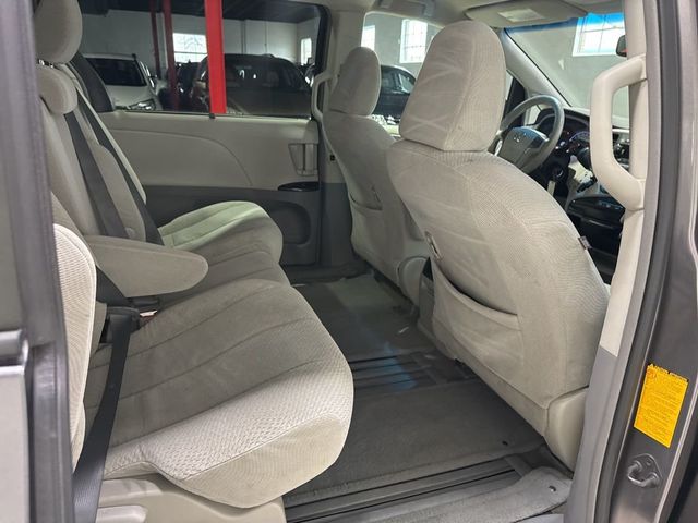 2011 Toyota Sienna LE - 22923615 - 30