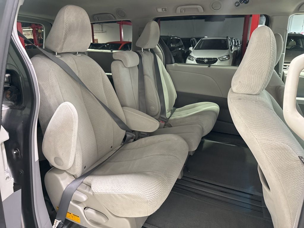 2011 Toyota Sienna LE - 22923615 - 31