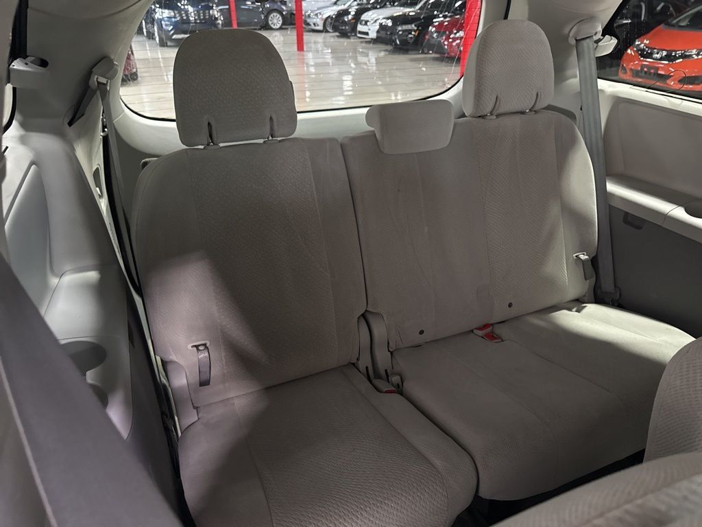 2011 Toyota Sienna LE - 22923615 - 32