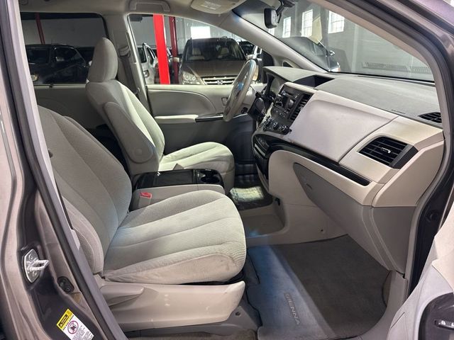 2011 Toyota Sienna LE - 22923615 - 33
