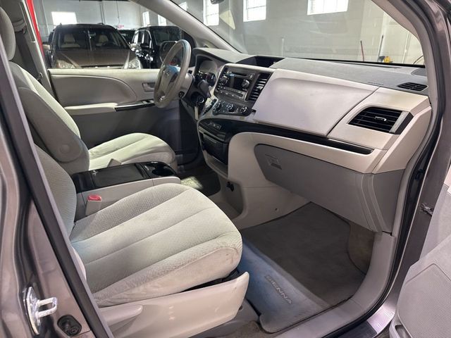 2011 Toyota Sienna LE - 22923615 - 34