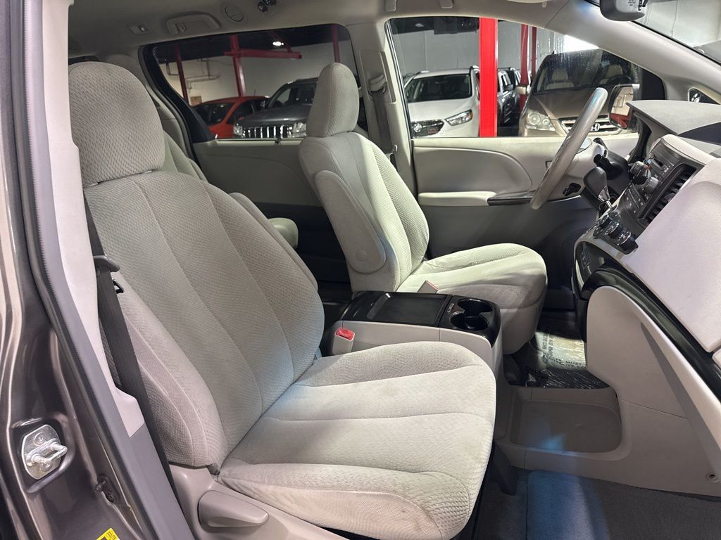 2011 Toyota Sienna LE - 22923615 - 35