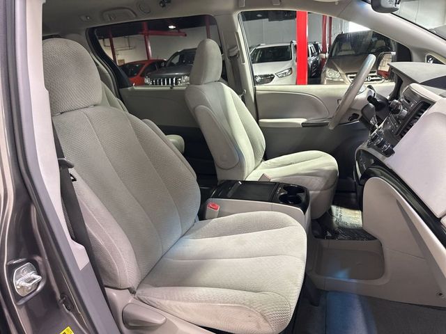 2011 Toyota Sienna LE - 22923615 - 35