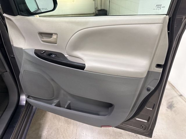 2011 Toyota Sienna LE - 22923615 - 36