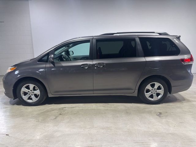 2011 Toyota Sienna LE - 22923615 - 3