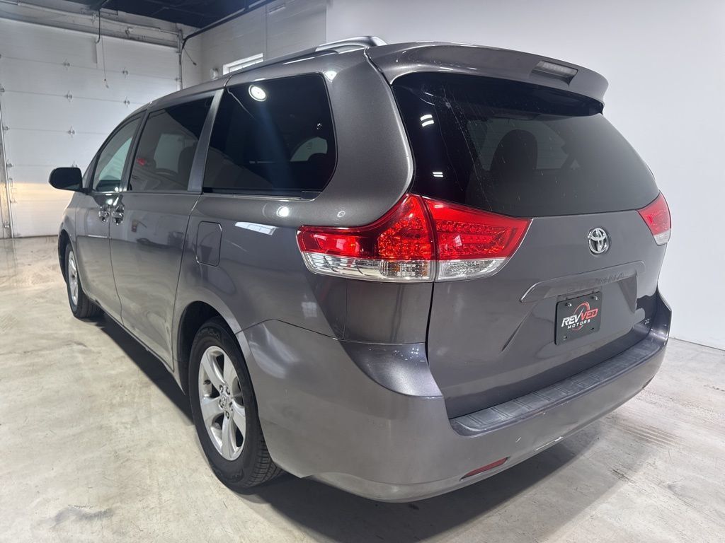 2011 Toyota Sienna LE - 22923615 - 4