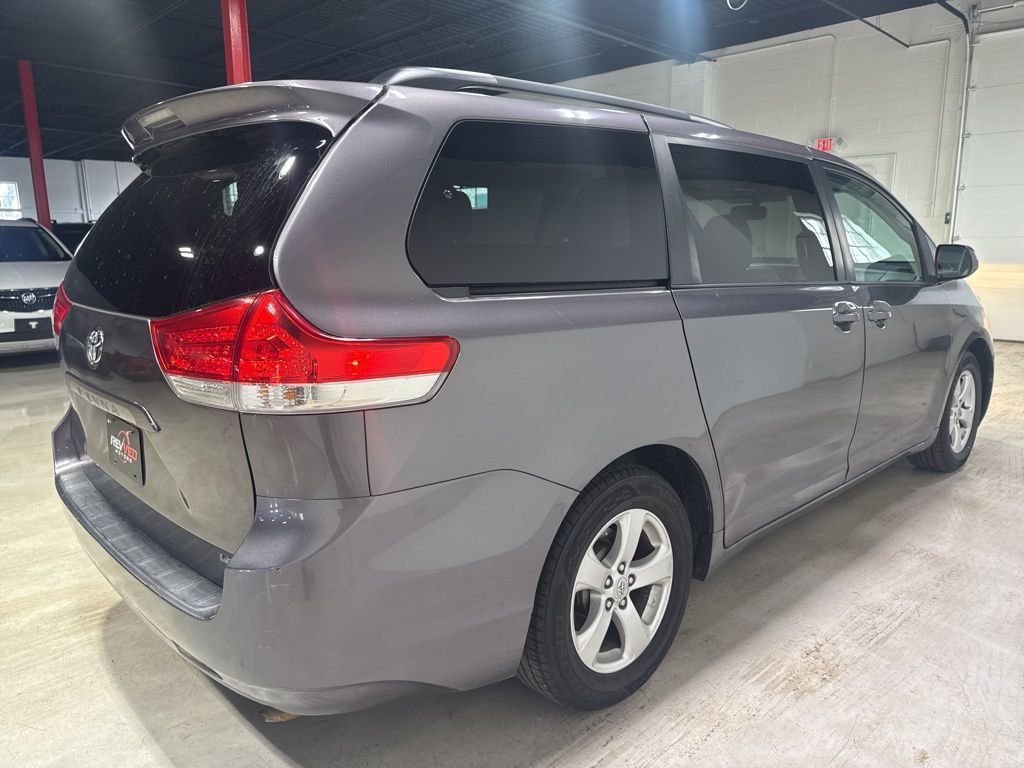 2011 Toyota Sienna LE - 22923615 - 6