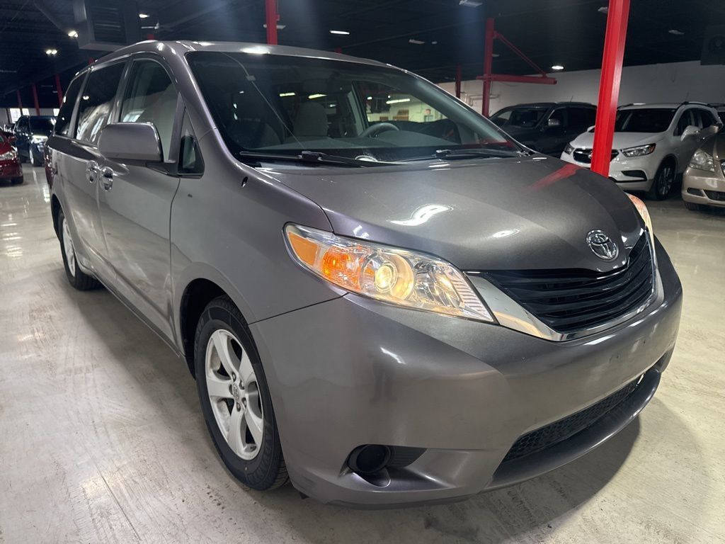2011 Toyota Sienna LE - 22923615 - 7