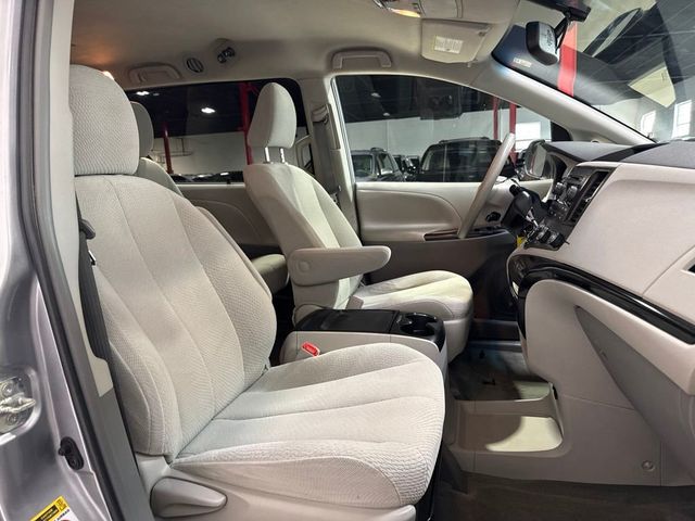2011 Toyota Sienna LE - 23073660 - 23