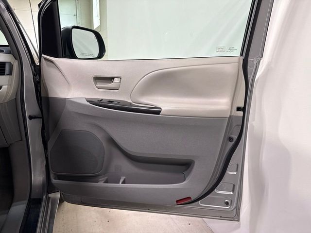 2011 Toyota Sienna LE - 23073660 - 24