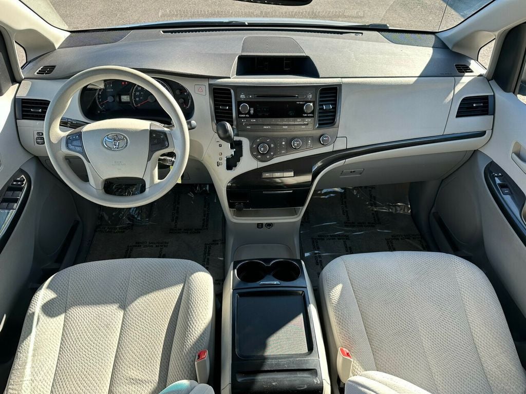 2011 Toyota Sienna LE - 22315406 - 1