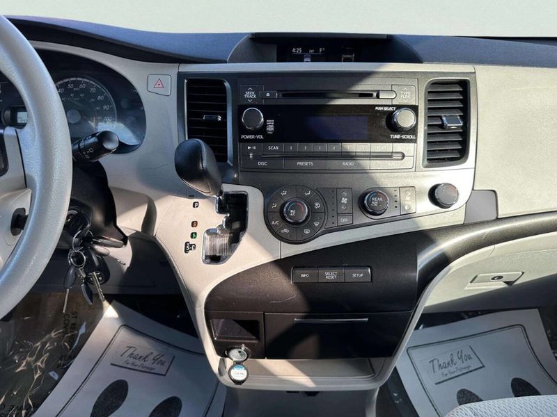 2011 Toyota Sienna LE 7 Passenger Auto Access Seat 4dr Mini Van - 22986269 - 21