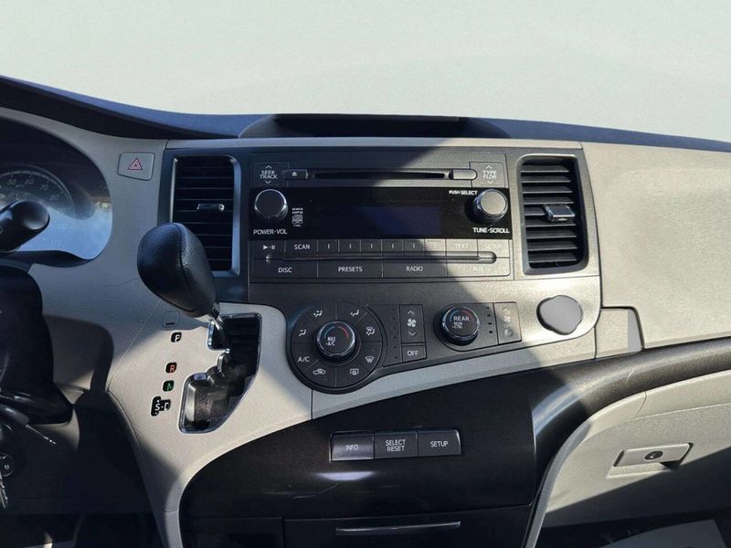 2011 Toyota Sienna LE 7 Passenger Auto Access Seat 4dr Mini Van - 22986269 - 30