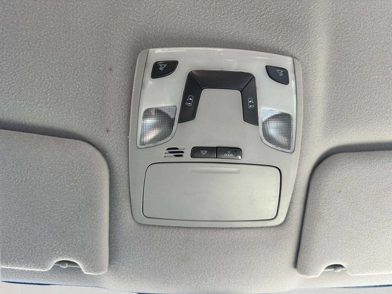 2011 Toyota Sienna LE 7 Passenger Auto Access Seat 4dr Mini Van - 22986269 - 31