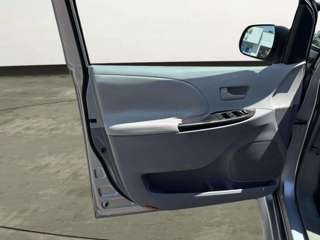 2011 Toyota Sienna LE 7 Passenger Auto Access Seat 4dr Mini Van - 23034153 - 10