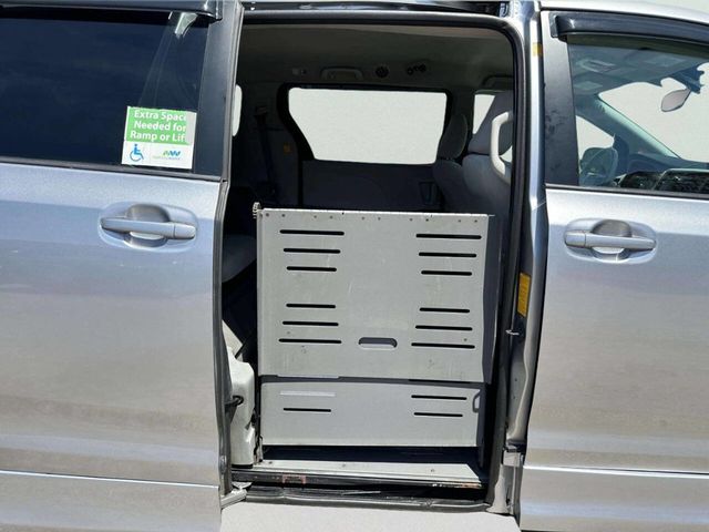 2011 Toyota Sienna LE 7 Passenger Auto Access Seat 4dr Mini Van - 23034153 - 17