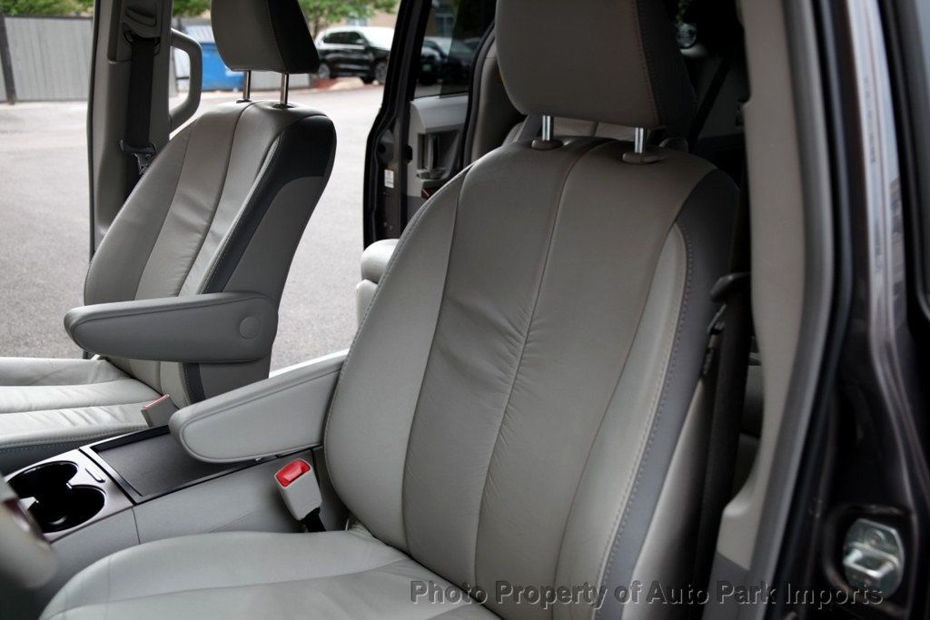 2011 Toyota Sienna Limited photo 22