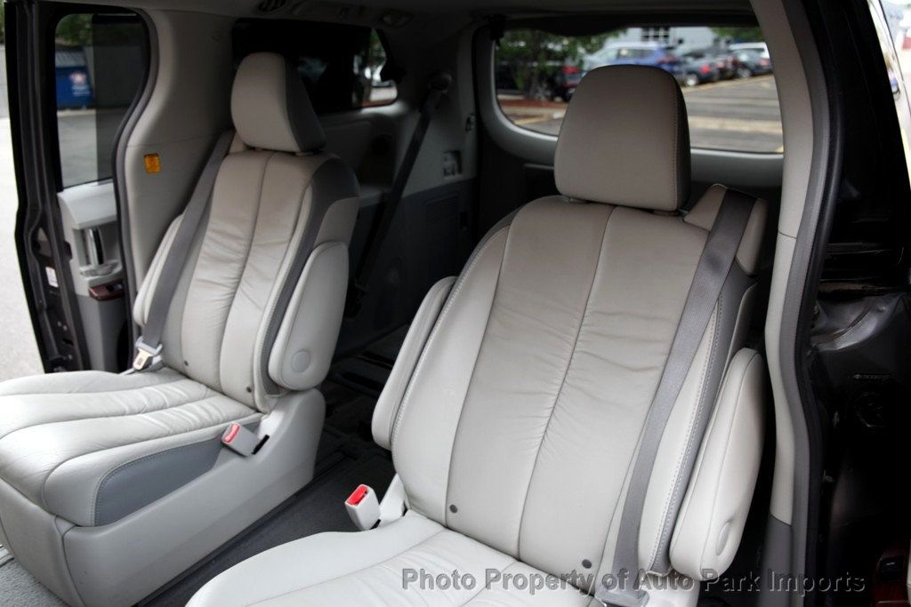 2011 Toyota Sienna Limited photo 25
